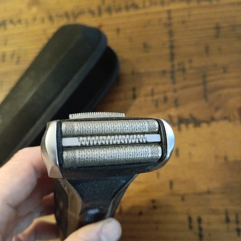Braun Series 5 565cc-4 Electric Shaver with Travel Case UNTESTED b3
